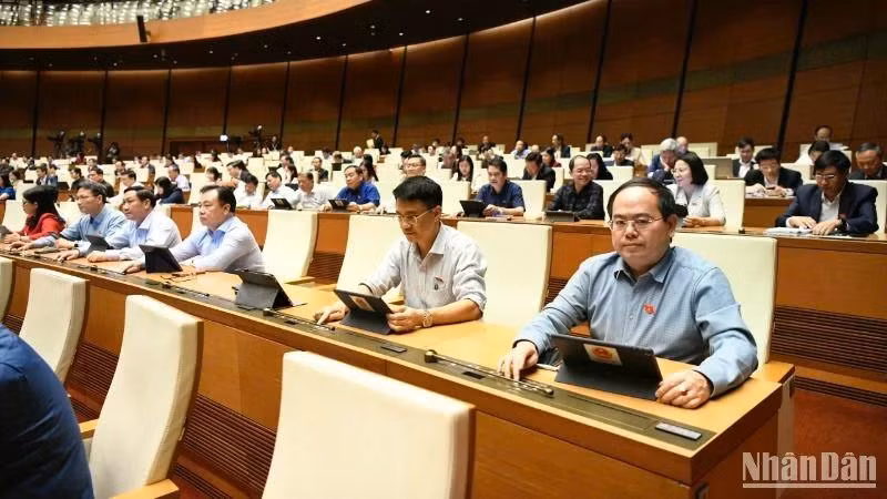 Quốc hội biểu quyết thông qua Luật Đầu tư công (sửa đổi). (Ảnh: DUY LINH)