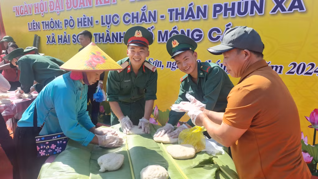 CBCS của Ban CHQS TP Móng Cái giao lưu làm bánh giày cùng nhân dân xã Hải Sơn.