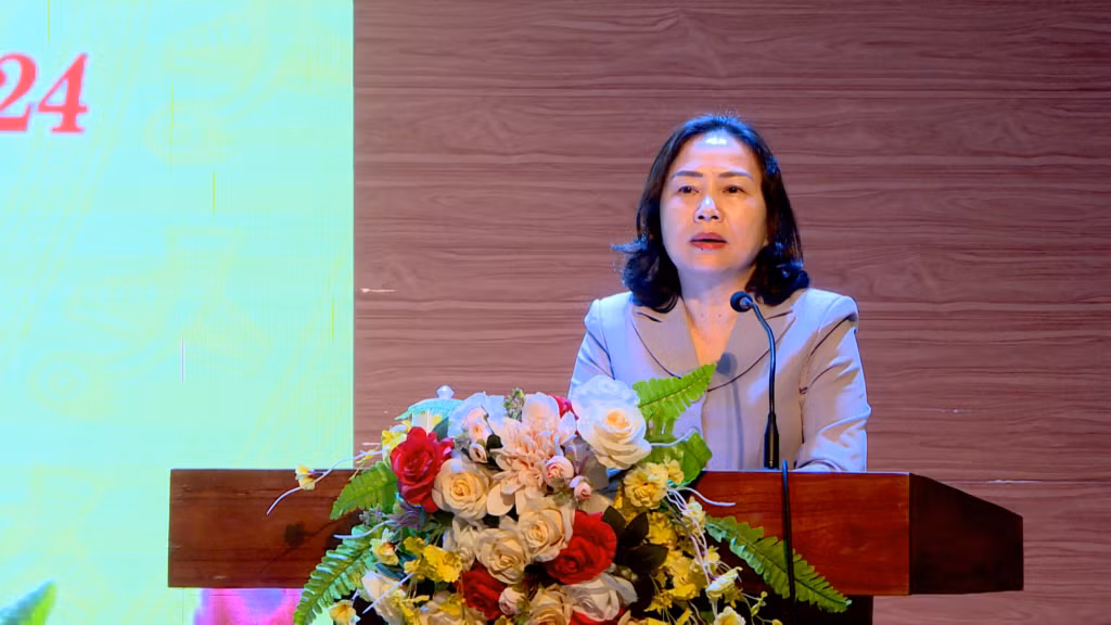 Đồng chí Phó Chủ tịch Thường trực HĐND tỉnh phát biểu tại buổi tiếp xúc cử tri.