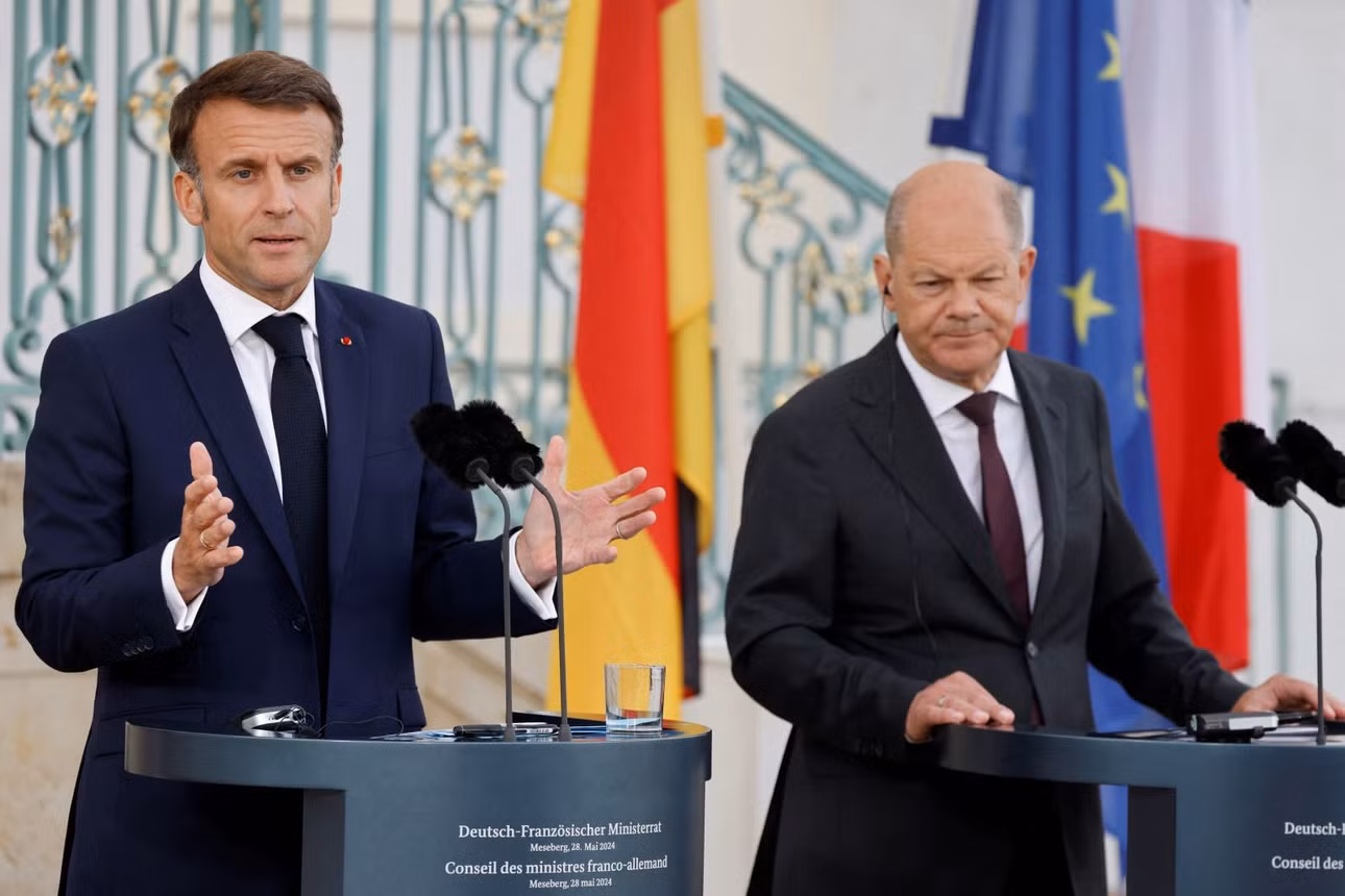 Thủ tướng Đức Olaf Scholz (phải) và Tổng thống Pháp Emmanuel Macron trong cuộc họp báo chung ở Meseberg, Đức, ngày 28/5/2024. Ảnh: AFP/TTXVN