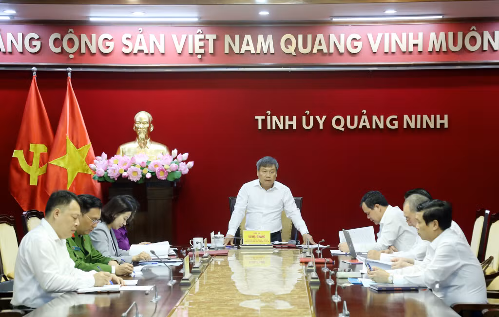 Đồng chí Vũ Đại Thắng, Ủy viên Trung ương Đảng, Bí thư Tỉnh ủy, Trưởng BCĐ phòng chống tham nhũng, tiêu cực tỉnh, chủ trì và kết luận cuộc họp.