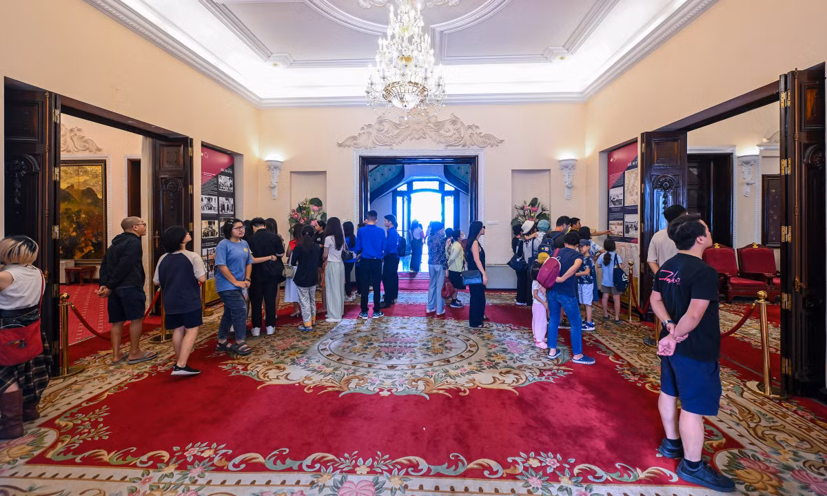 Bắc Bộ Phủ có ba tầng, gồm một tầng hầm nhưng chỉ mở một phần tầng một để khách tham quan và tìm hiểu thông tin của công trình thông qua những tấm áp phích trên tường. Không gian tham quan nhỏ nhưng luôn đông nghịt khách từ sáng đến chiều.