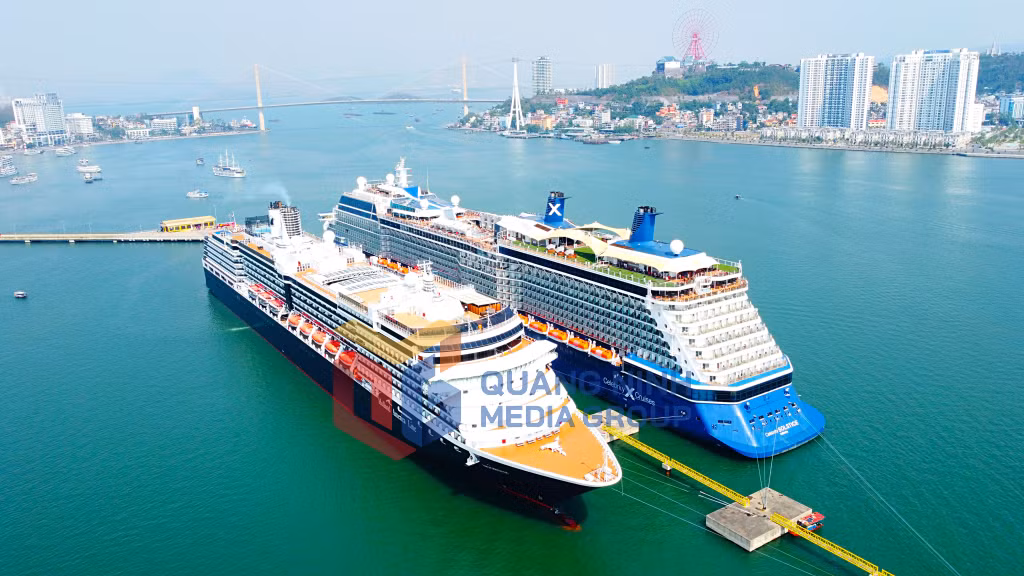 2024-11_2 siêu tàu biển quốc tế, tàu Noordam (quốc tịch Hà Lan) và tàu biển Celebrity Solstice (quốc tịch Malta) đưa hơn 4.700 khách quốc tế đến Hạ Long. Ảnh: Hoàng Quỳnh