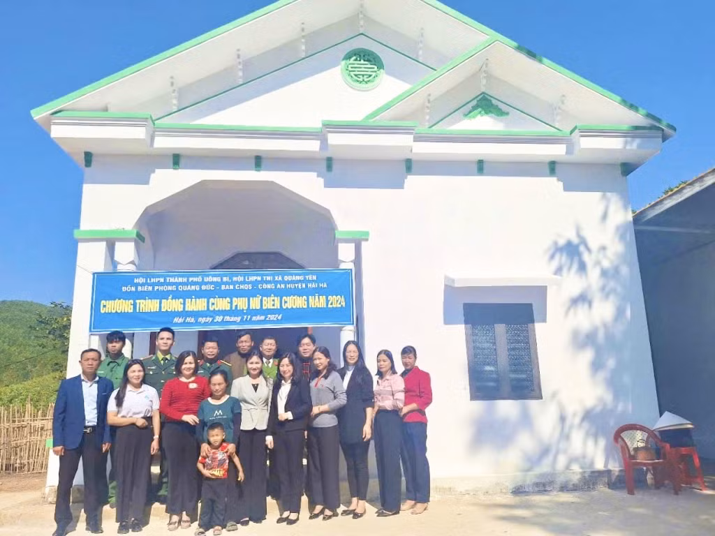 Hội LHPN huyện Hải Hà và các đơn vị đồng tổ chức bàn giao và hỗ trợ kinh phí cho gia đình chị Tằng Tài Múi, bản Cấu Lìm, xã Quảng Đức (Hải Hà)
