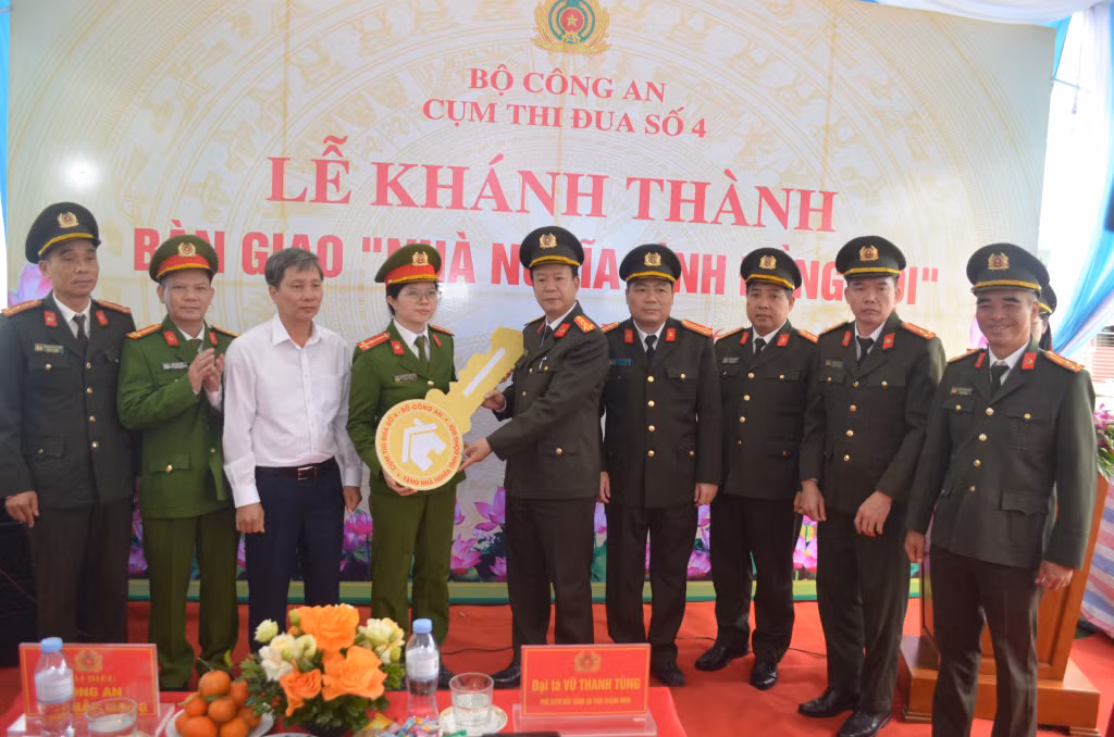 Đại diện Công an các đơn vị trong Cụm thi đua số 4 bàn giao chìa khoá ngôi nhà cho gia đình Thượng uý Nguyễn Thị Minh Hoà.