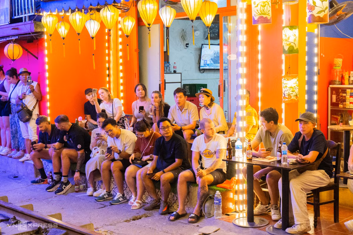 Chỗ ngồi của các hàng quán được tận dụng từ bệ cửa, vỉa hè, nhiều chỗ chưa đầy 20 cm nhưng chật kín khách đứng ngồi.