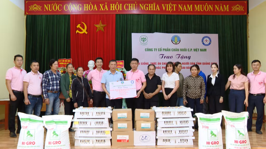 Công ty Cổ phần Chăn nuôi C.P. Việt Nam trao hỗ trợ người dân trên địa bàn TP Uông Bí gà giống và thức ăn chăn nuôi cùng nhiều chế phẩm sinh học.