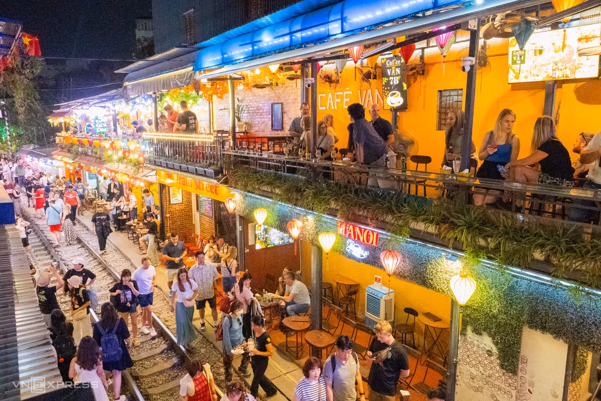 Phố cà phê đường tàu được nhiều tờ báo quốc tế đánh giá là điểm đến không thể bỏ lỡ khi tới Hà Nội. Những hộ dân quanh đây tận dụng không gian của gia đình làm nơi kinh doanh đồ uống và ăn vặt.