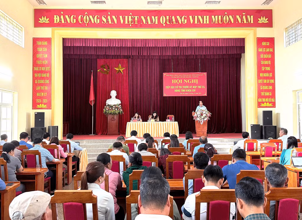 Quang cảnh buổi tiếp xúc cử tri tại cụm số 1 (xã Quảng Long).