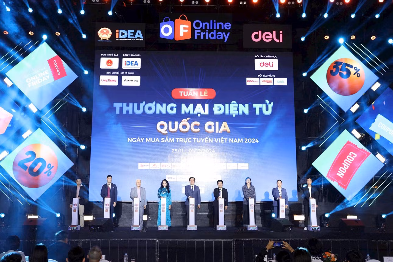 Thực hiện nghi thức khai mạc Ngày mua sắm trực tuyến 2024. Ảnh: Phương Thảo