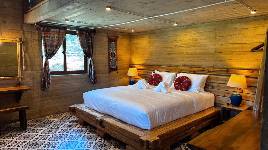 Thiết kế và nội thất bên trong homestay hiện đại và thanh lịch với nhiều chi tiết mang văn hóa dân tộc Dao.