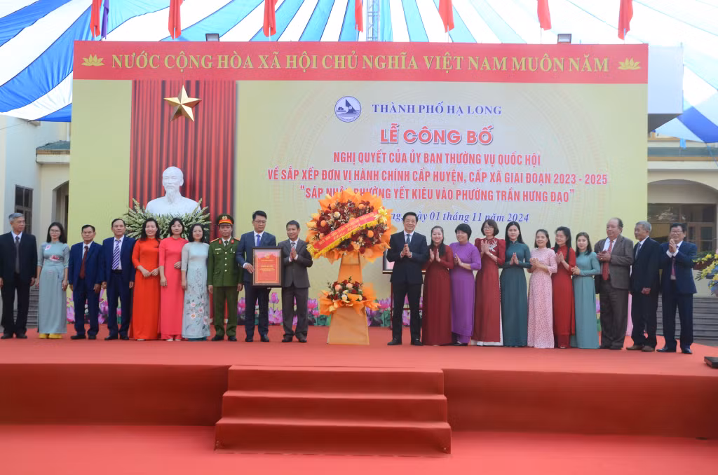 Đồng chí Nguyễn Văn Hồi, Trưởng Ban Dân vận Tỉnh ủy, Chủ tịch Ủy ban MTTQ tỉnh trao Nghị quyết số 1199/NQ-UBTVQH15 ngày 28/9/2024 của Ủy ban Thường vụ Quốc hội và tặng hoa chúc mừng.