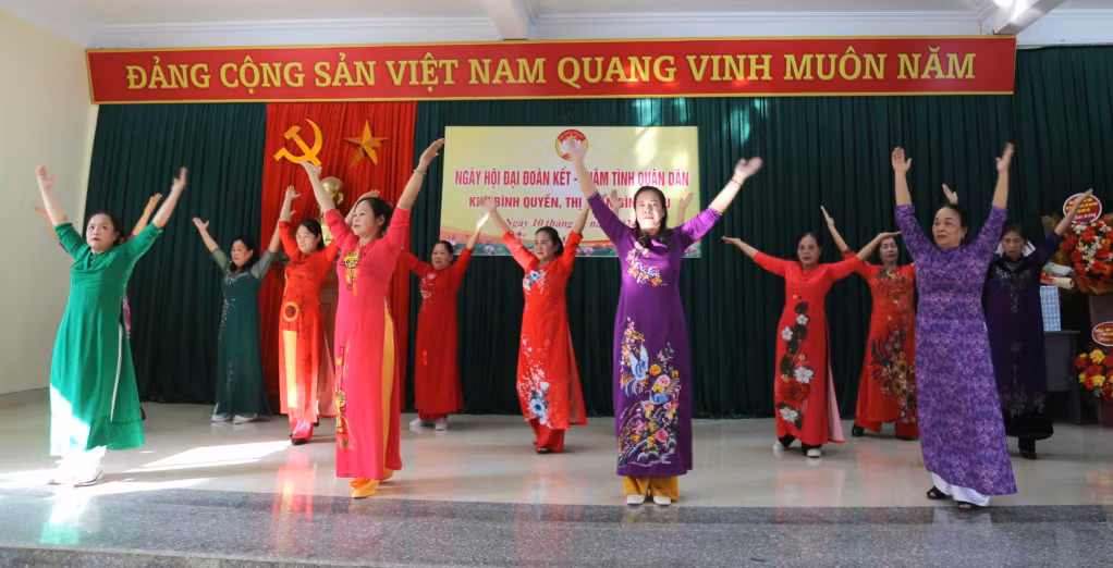 Người dân khu phố Bình Quyền, thị trấn Bình Liêu sôi nổi biểu diễn văn nghệ trong Ngày hội Đại đoàn kết toàn dân tộc.