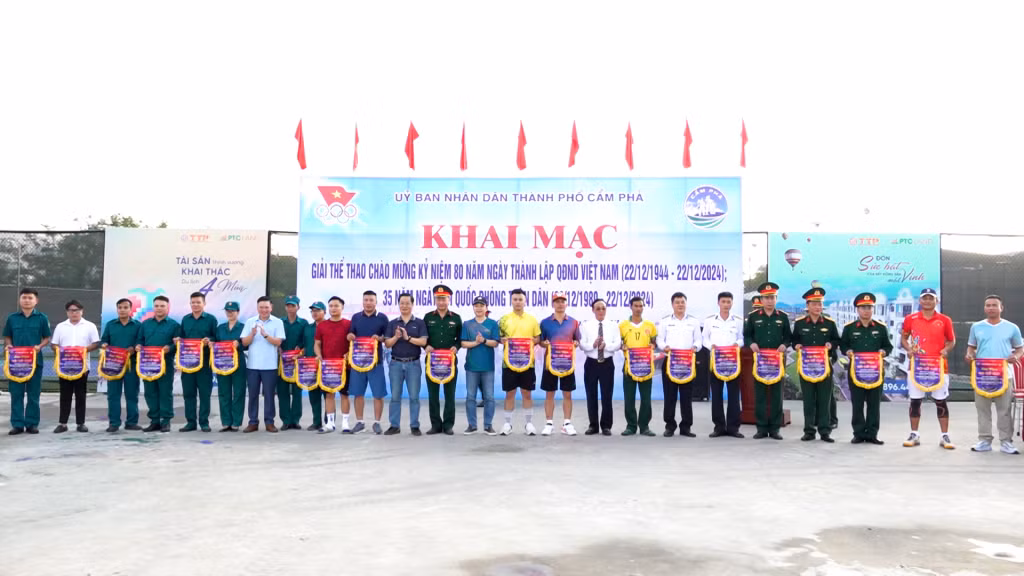 Ban Tổ chức trao cờ lưu niệm cho các đội tham gia giải thể thao.