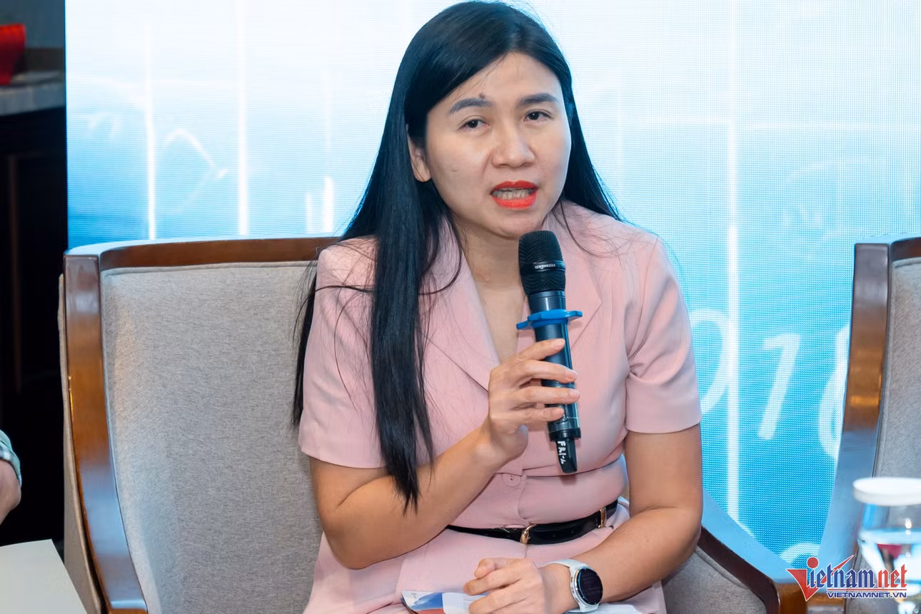 Bà Nguyễn Thị Nga, Phó Cục trưởng Cục Trẻ em, Bộ LĐTB&amp;XH trao đổi tại tọa đàm về bảo vệ trẻ em. Ảnh: D.V