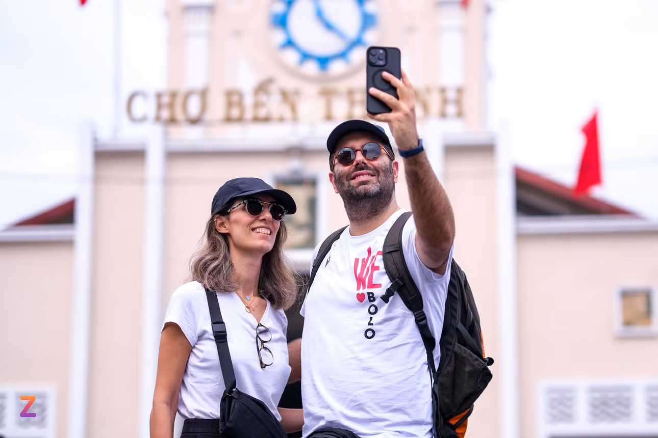 Du khách Italy hào hứng khám phá TP.HCM ngày đầu năm mới 2024. Ảnh: Linh Huỳnh.