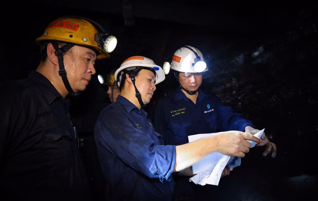 Lãnh đạo Công ty Than Nam Mẫu kiểm tra công tác an toàn trong lò chợ.