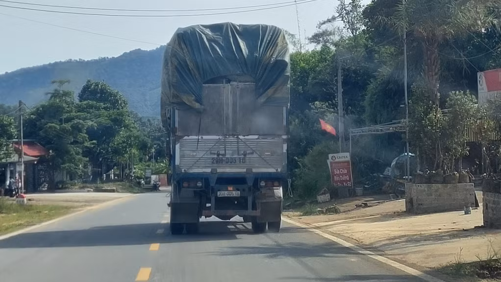 Theo phản ánh của người dân, không chỉ chở hàng vào ban ngày, các xe tải quá khổ còn lưu thông cả ban đêm, gây nguy cơ cao dẫn đến mất ATGT.