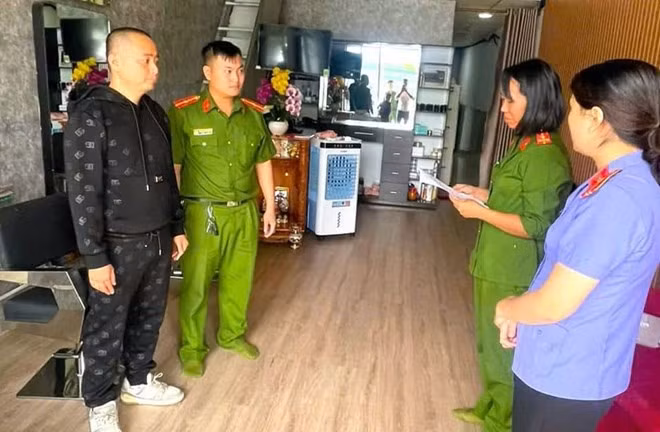 Đối tượng Sơn bị bắt giữ về hành vi cho vay nặng lãi trong giao dịch dân sự. Ảnh: Công an cung cấp