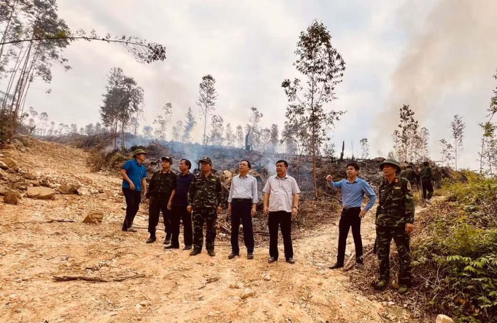 Lãnh đạo TP Uông Bí kiểm tra thực địa vụ cháy. Ảnh: Thanh Hương (Trung tâm TTVH Uông Bí)