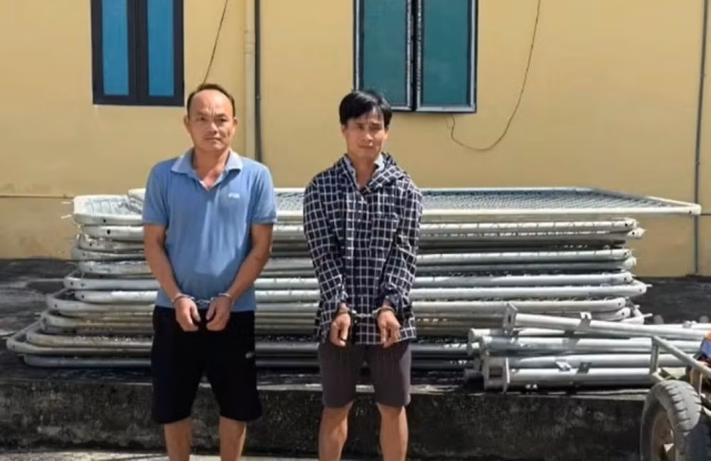 Đối tượng Lê Văn Hùng (phải) và Lê Đình Toàn cùng tang vật. Ảnh: CACC