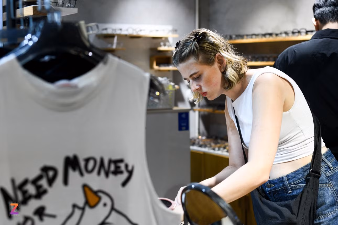 Biết đến các local brand Việt thông qua TikTok, Lia (du khách Anh) hào cùng bạn trai tìm đến mua sắm. "Phong cách thời trang ở đây trẻ trung, năng động như chính thành phố này. Tôi dự định sẽ mua kính mát rồi tiếp tục khám phá những tầng trên của tòa nhà.