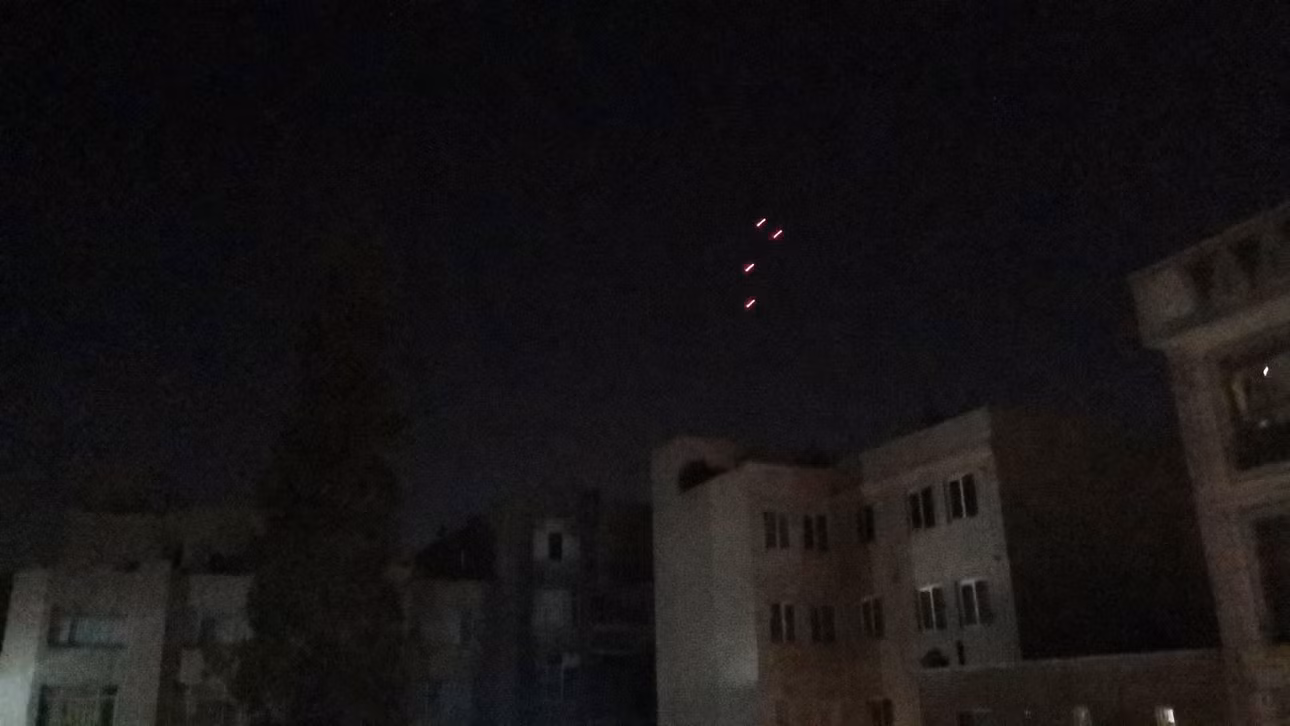 Ánh lửa trên bầu trời thủ đô Tehran (Iran) sau vụ không kích của Israel rạng sáng 26/10/2024. THX/TTXVN