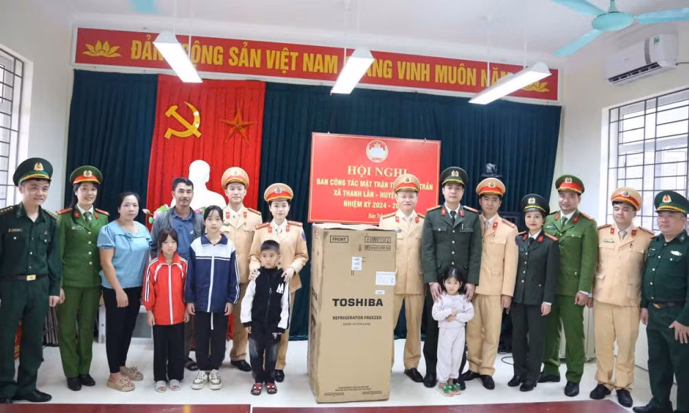 Đoàn Thanh niên Công an TP Hạ Long thăm hỏi, tặng quà CBCS, nhân dân trên Đảo Trần trong Chương trình "Tháng 3 biên giới - Biên cương Tổ quốc tôi".