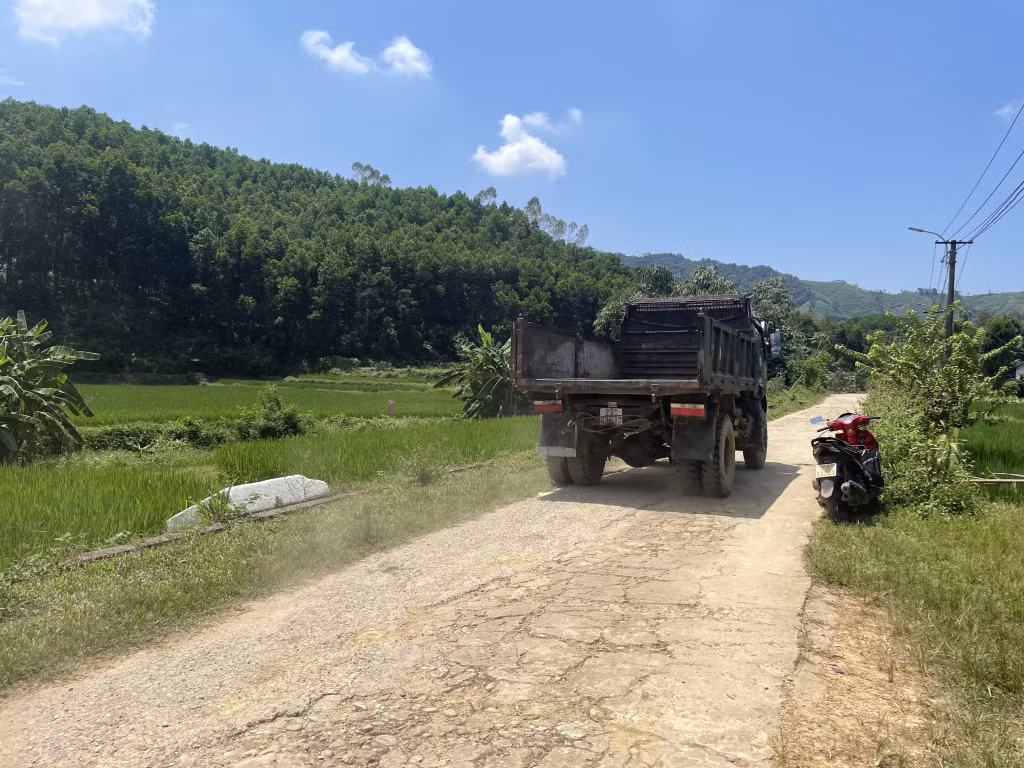 Tuyến đường này mưa thì lầy lội, trời nắng mỗi lần có phương tiện đi qua là cuốn theo rất nhiều bụi bẩn.