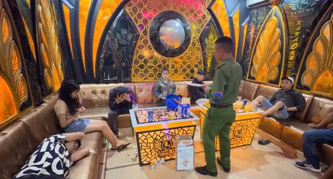 Công an ập bắt quả tang tại phòng hát karaoke