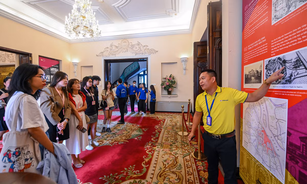 Anh Nguyễn Tuấn Anh, hướng dẫn viên của Vietravel, đón hàng chục đoàn khách tham quan từ ngày 9/11. Anh bất ngờ trước sự quan tâm của các khách trẻ đến bài thuyết trình lịch sử Bắc Bộ Phủ của mình.