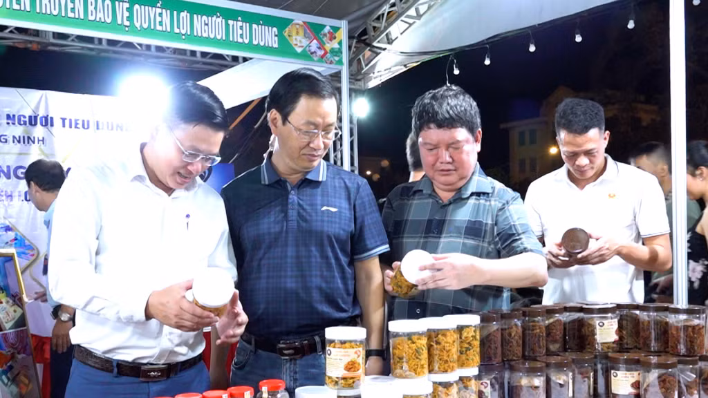 Các đại biểu TP Cẩm Phả tham quan các gian hàng OCOP.