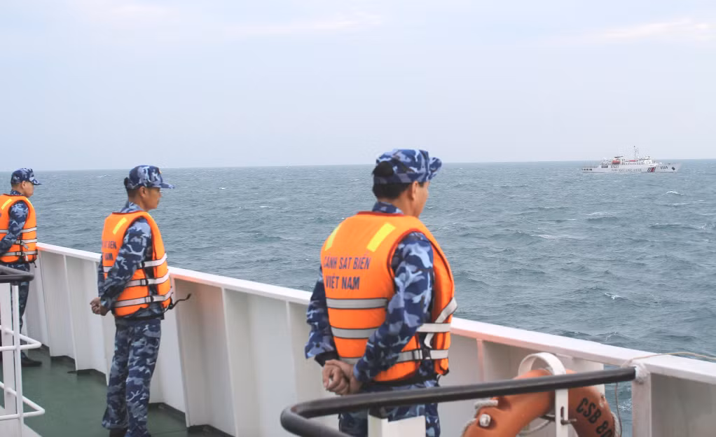 Lực lượng Cảnh sát biển 2 nước Việt Nam - Trung Quốc thực hiện nghi thức chào xã giao.