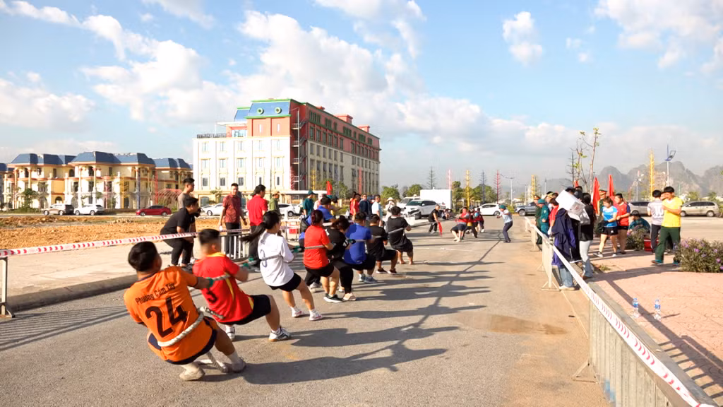 Trận thi đấu môn kéo co giữa đội phường Cẩm Tây và đội phường Cẩm Thịnh.