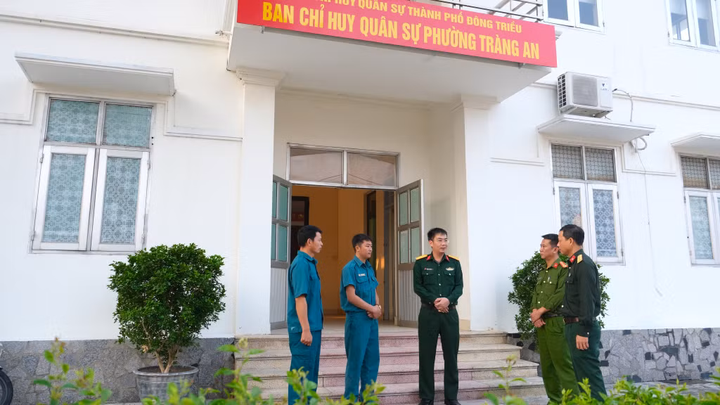 Đảng ủy, Chỉ huy Ban CHQS TP Đông Triều kiểm tra công tác tuyển quân tại xã Tràng An.