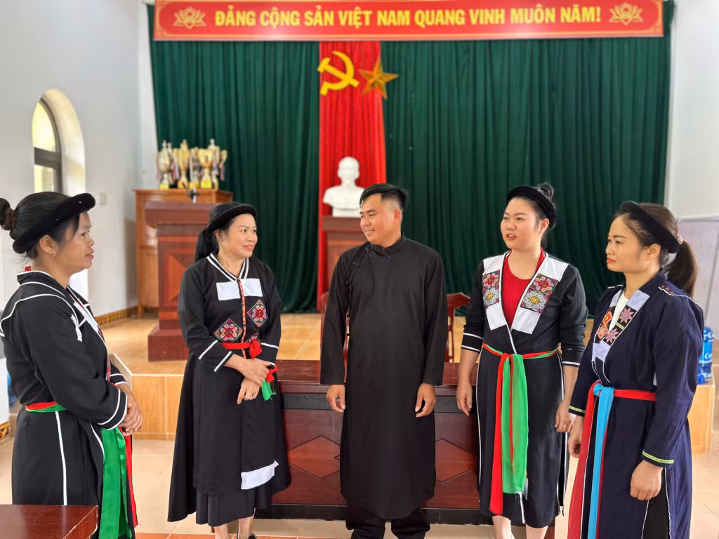 Bí thư chi bộ, Trưởng thôn Khe Nháng, xã Thanh Lâm, huyện Ba Chẽ trao đổi với đảng viên trong chi bộ.