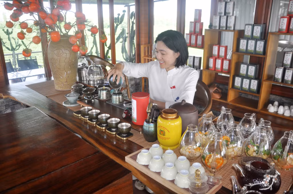 Trình diễn cách thức pha trà tại doanh nghiệp trà Việt Tú trên địa bàn xã Quảng Long, Hải Hà.
