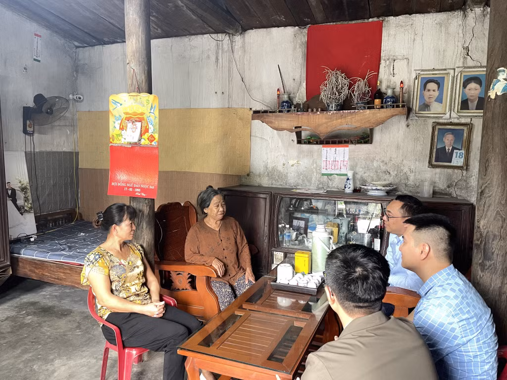 Gia đình bà Tạ Thị Lý (phường Cẩm Phú, TP Cẩm Phả) được hỗ trợ sửa nhà bị ảnh hưởng bởi cơn bão số 3.