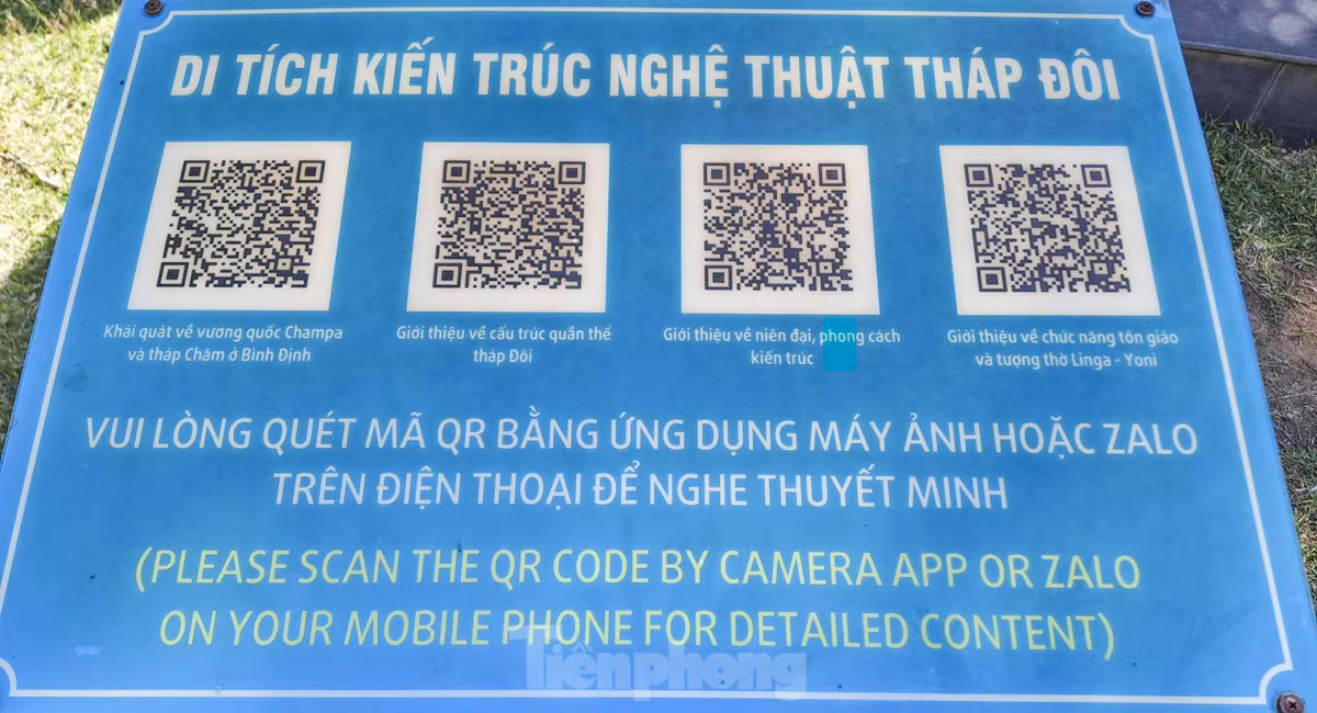 Khi đến tham quan, du khách có thể quét mã QR sẽ có được những thông tin khái quát về vương quốc Chămpa và tháp Chăm ở Bình Định, cũng như những thông tin về Tháp Đôi. Ảnh: Trương Định.
