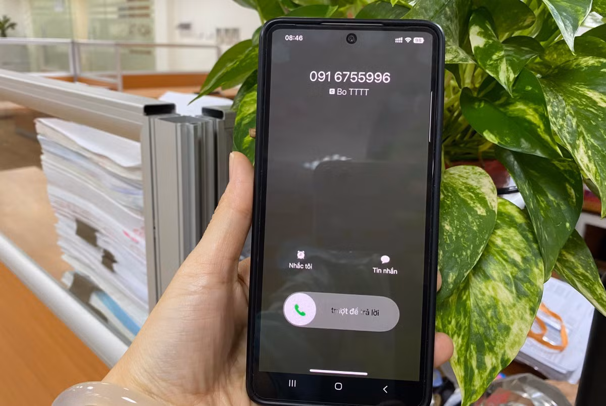 Nếu cơ quan Nhà nước dùng điện thoại liên hệ với người dân sẽ hiện tên của cơ quan Nhà nước trên máy điện thoại di động. Ảnh: NM