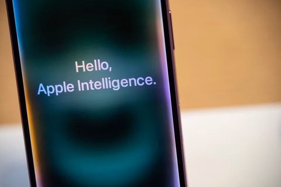 Quảng cáo Apple Intelligence trên iPhone. Ảnh: Bloomberg.