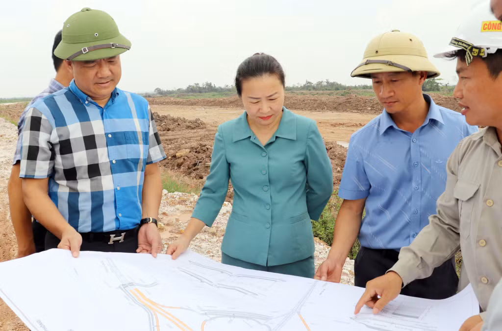 Đoàn giám sát của HĐND tỉnh nắm bắt thực tế tại Dự án xây dựng hoàn chỉnh nút giao Đầm Nhà Mạc, tháng 9/2024. Ảnh: Trúc Linh