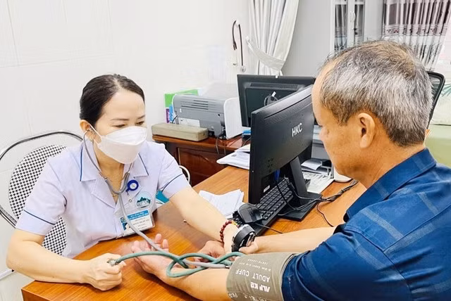 Khám sức khỏe định kỳ là điều cần thiết với người cao tuổi.