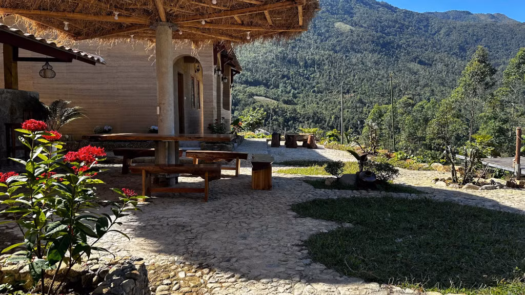 Homestay trình tường được xây dựng theo lối truyền thống.