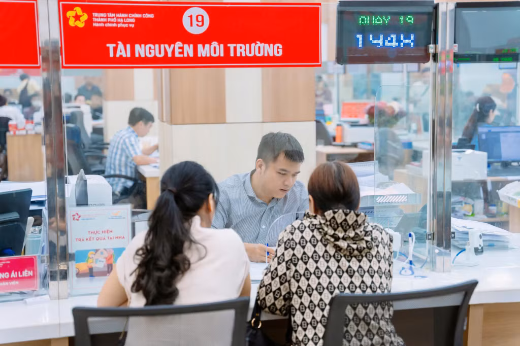 Công dân đăng ký thủ tục hành chính về đất đai tại Trung tâm Hành chính công TP Hạ Long.