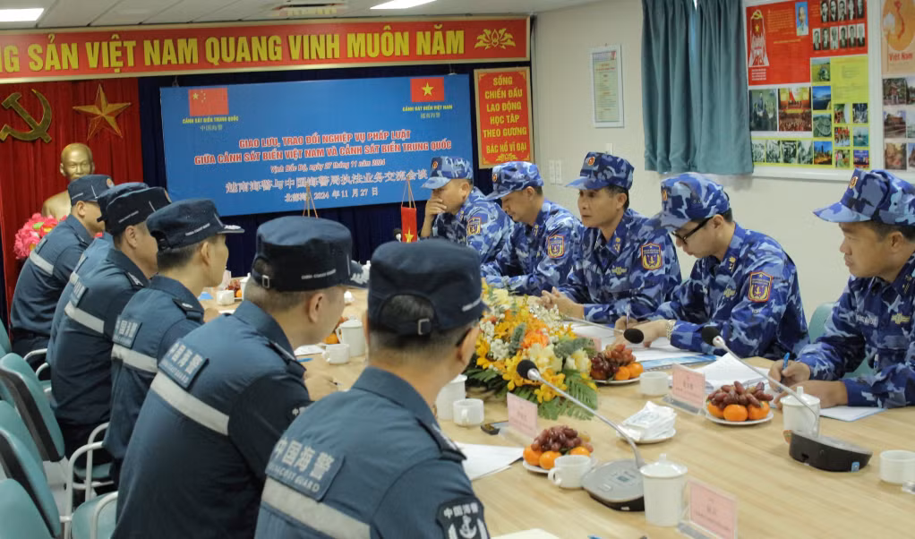 Cảnh sát biển 2 nước trao đổi nghiệp vụ thực thi pháp luật trên biển.