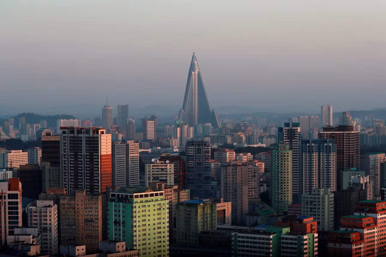 Khách sạn Ryugyong 105 tầng ở thủ đô Bình Nhưỡng. Theo Business Insider, cơ sở lưu trú 5 sao xây dựng 40 năm trước đến nay vẫn chưa hoàn thành hay tiếp đón vị khách nào. Chi phí xây dựng ước tính bằng 5% GDP của cả nước. Tháng 6/2019, Alek Sigley, một sinh viên người Australia đang theo học chương trình thạc sĩ ngành văn học Triều Tiên tại Đại học Kim Nhật Thành, đã đăng trên X về biển báo mới phía trên lối vào chính của khách sạn. Một tháng sau, chính quyền Triều Tiên cáo buộc Sigley đã có "hành vi gián điệp, chống lại nhà nước" và giam giữ người này trong một tuần. Sau đó, nam thanh niên bị trục xuất khỏi đất nước. Ảnh: Danish Siddiqui/Reuters.