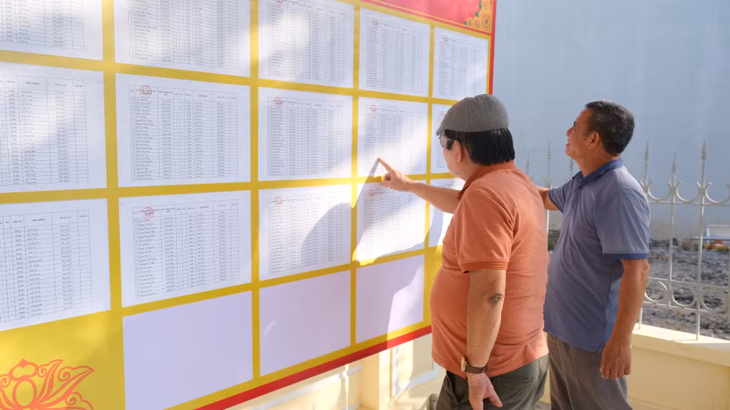 Người dân khu phố 5, phường Quảng Yên, TX Quảng Yên xem danh sách đại diện gia đình đi bầu cử trên địa bàn.
