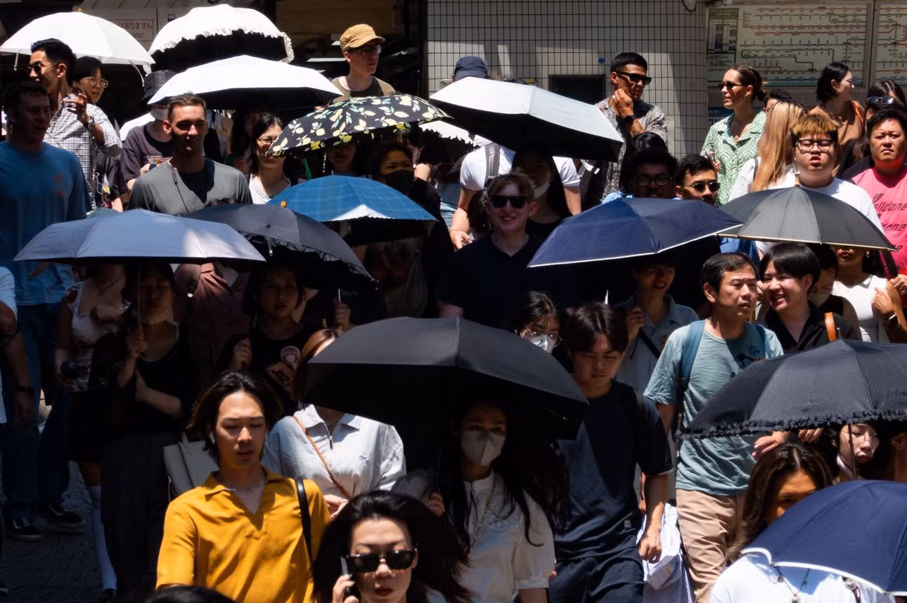 Người dân che ô tránh nắng nóng tại Tokyo, Nhật Bản, ngày 4/7/2024. Ảnh minh họa: THX/TTXVN