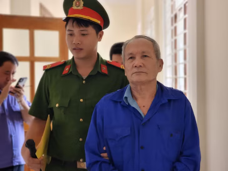 Bị cáo Việt nói ray rứt, nhưng 43 năm trốn chạy chưa khi nào nghĩ sẽ ra đầu thú - Ảnh: TRẦN MAI